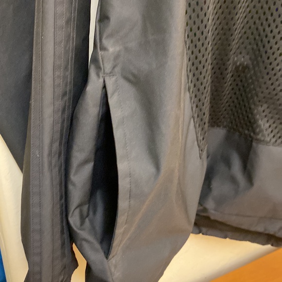 adidas windbreaker, ideal for running - Picture 6 of 6